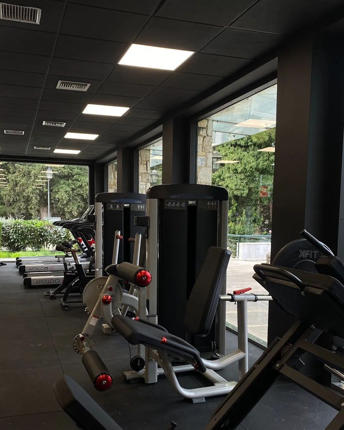 Μηχανήματα και διάδρομοι δίπλα στα μεγάλα παράθυρα του Bodyi