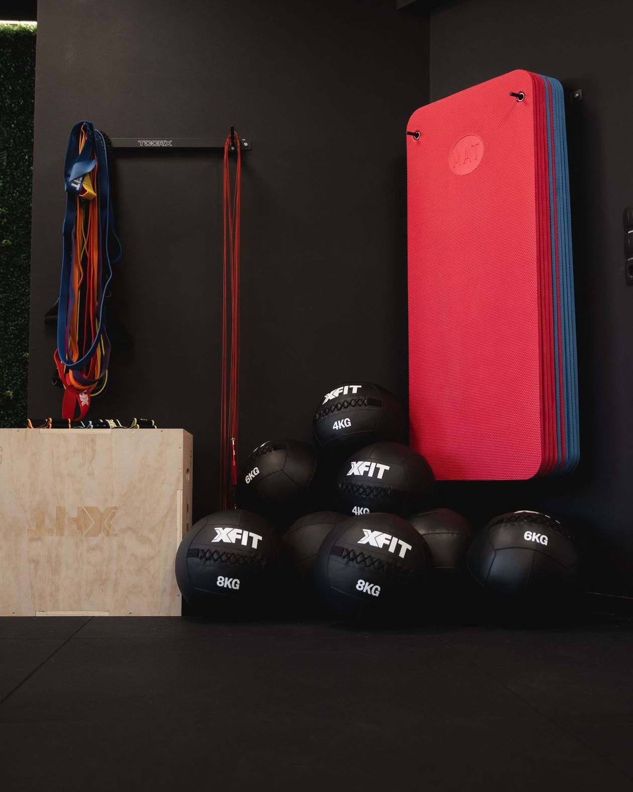 Wall balls, plyo box, λάστιχα και στρώμα στη functional zone