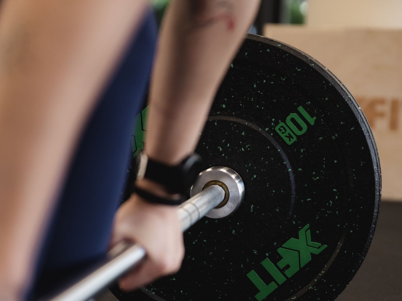 Λαβή σε ολυμπιακή μπάρα με bumper plate